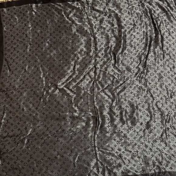 Louis Vuitton monogram shine shawl - Picture 5 of 8